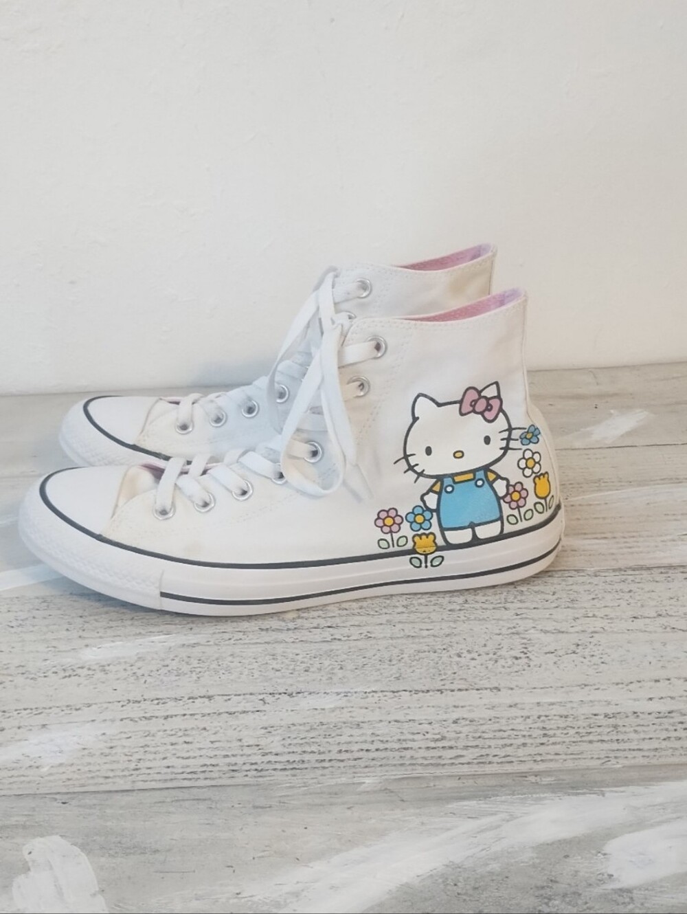 hello kitty converse unisex (U.S.A women's size 11) U.S.A men's size 9)